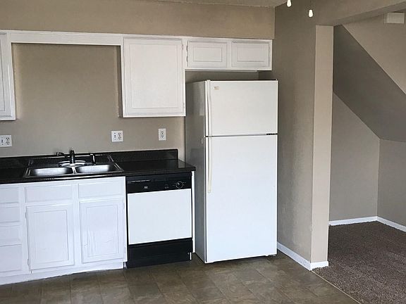 3rd image of 202 NE Dogwood St APT D
