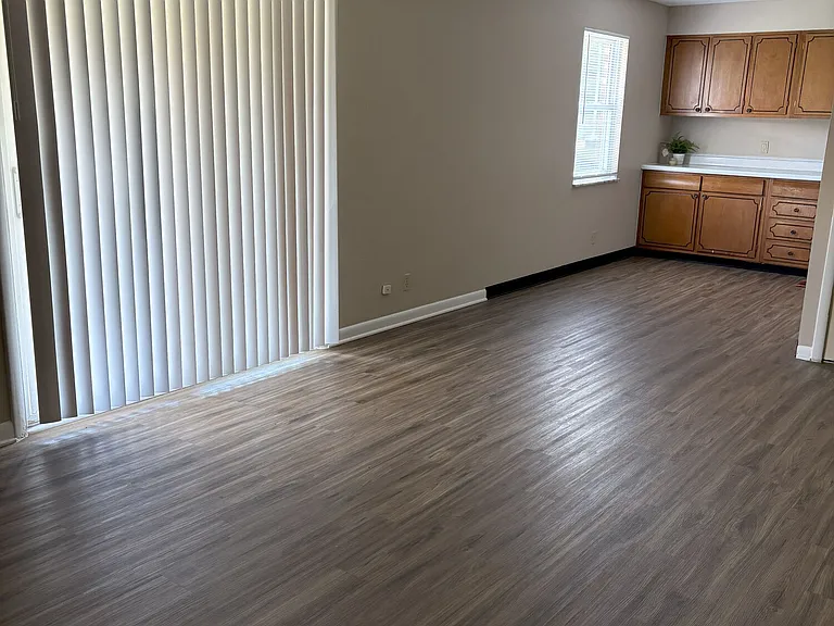 Charleston Square Apartments — Photo 12