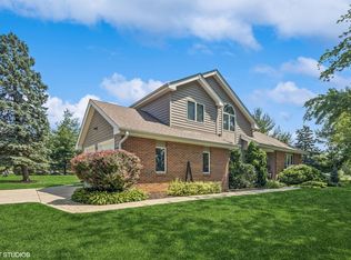 321 Blackhawk Dr, Westmont, IL 60559