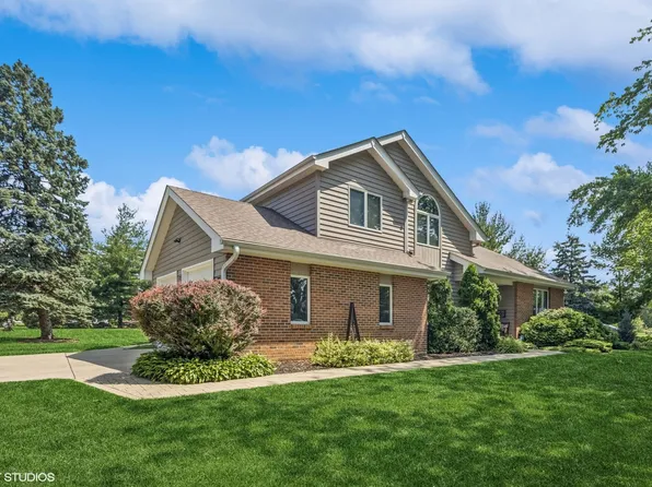 321 Blackhawk Dr, Westmont, IL 60559