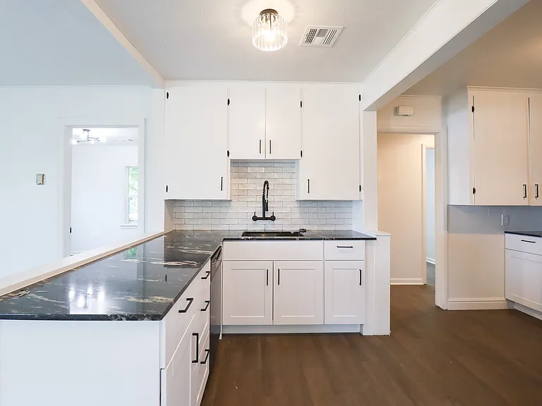 1008 E King Pl — Photo 9
