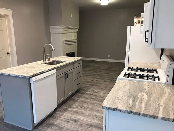 Kitchen - island with dishwasher