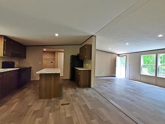 5th image of 321 Lakeside Dr