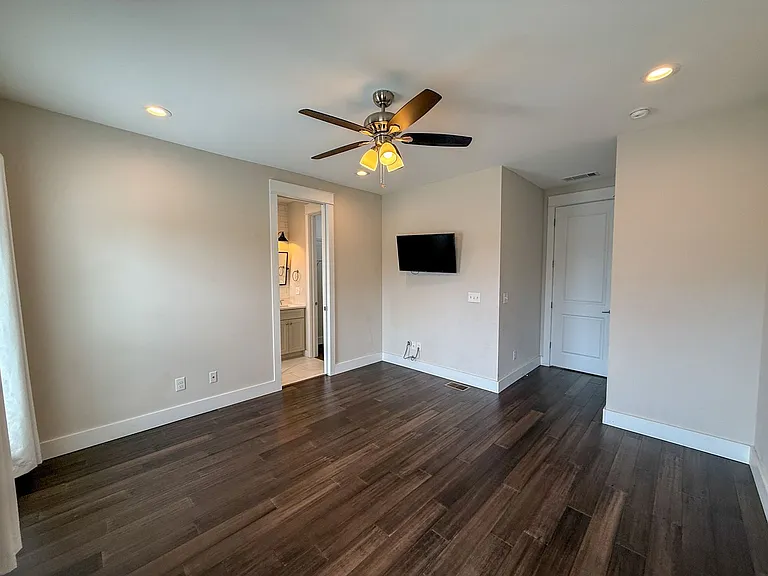 517 W Wright St — Photo 11