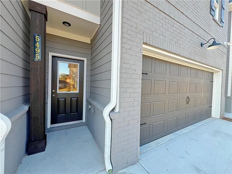 4 bed, 2.5 bath, 2326 sqft, $2,699 — Photo 2