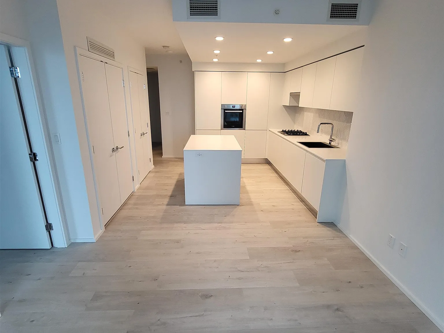 2 bed, 800 sqft, $2,700 — Photo 1