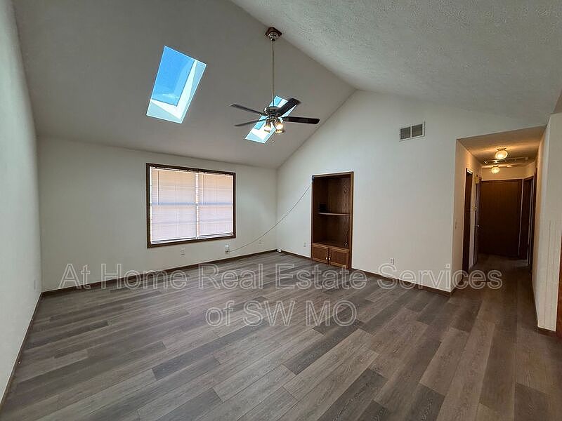 2nd image of 4122A S Glenn Ave