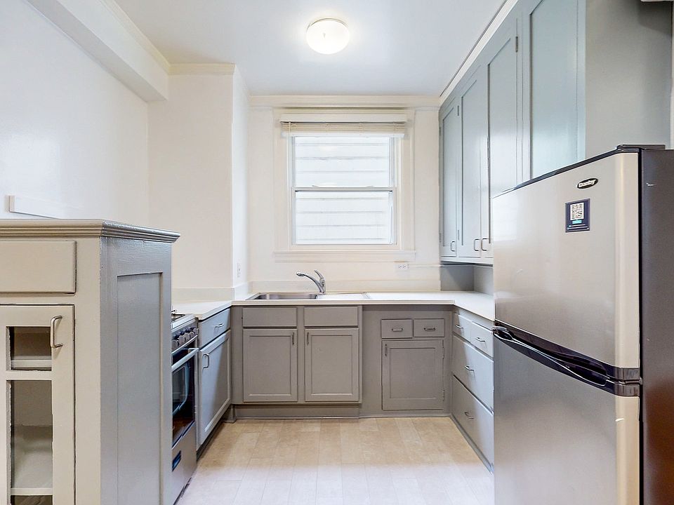 1st image of 1935 Franklin St APT 305