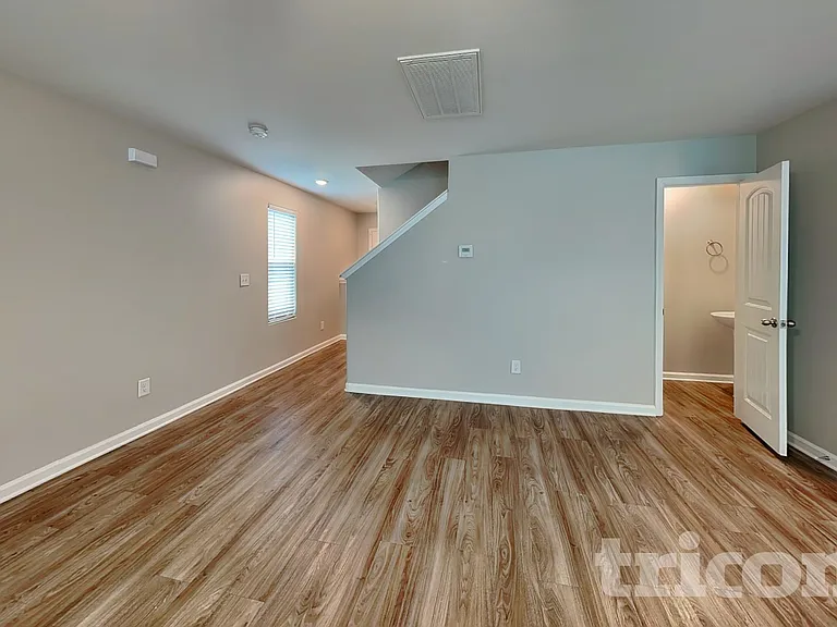 1225 Standing Oak Dr — Photo 2