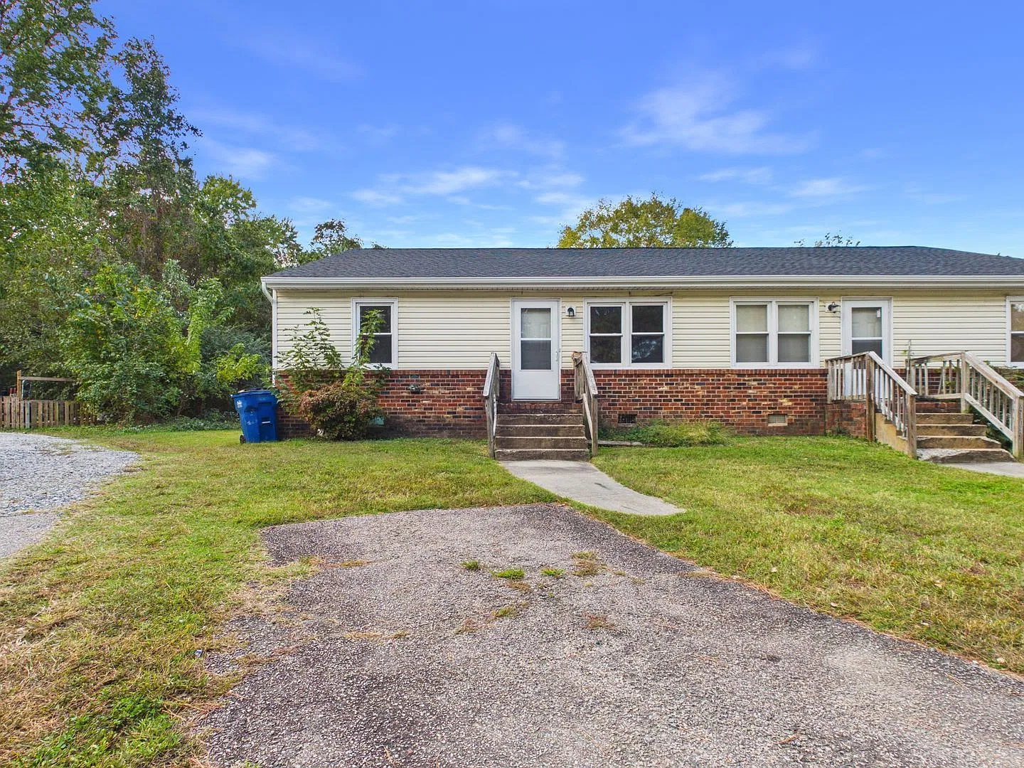3 bed, 1.5 bath, 1056 sqft, $1,300 — Photo 2