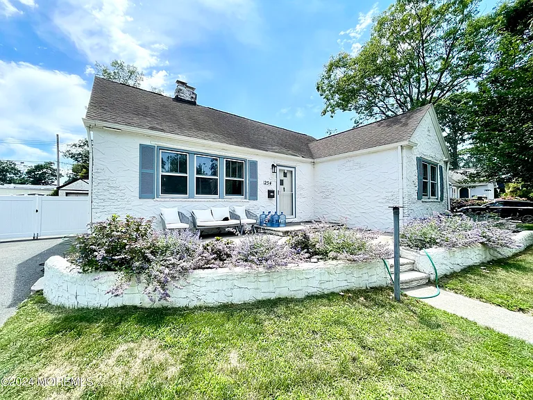 254 Lawrence Ave — Photo 2