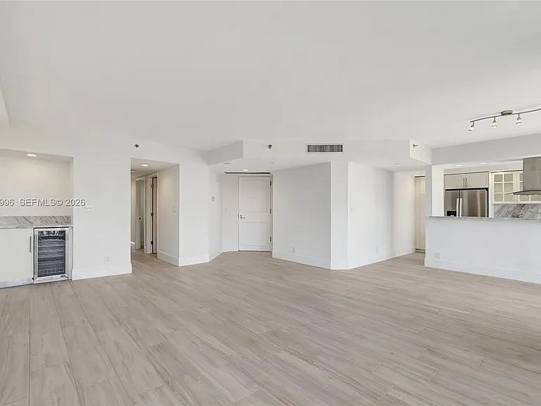 1000 Island Blvd #707 — Photo 4
