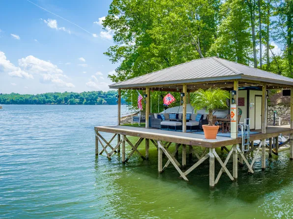 1738 Bayfront Dr, Soddy Daisy, TN 37379