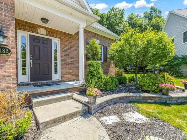 10182 Edgewood Dr, Grand Blanc, MI 48439