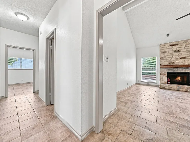 2207 Lancaster Gate Cv — Photo 23
