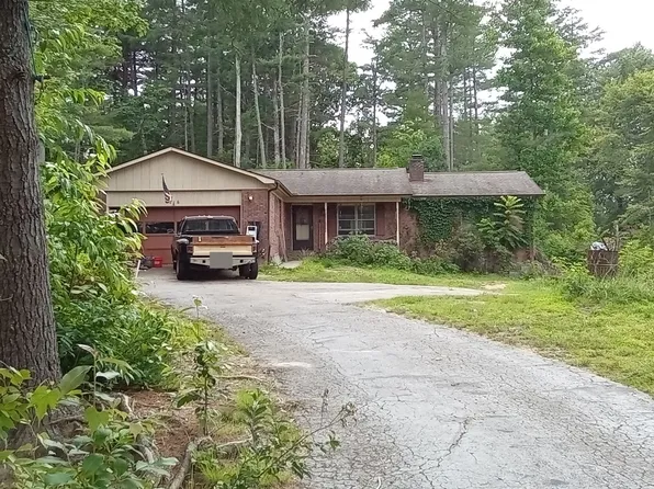 216 Navaho Dr, Hendersonville, NC 28739
