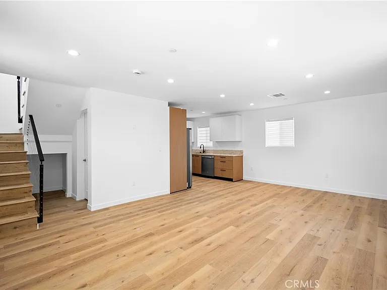 11049 Yarmouth Ave — Photo 6