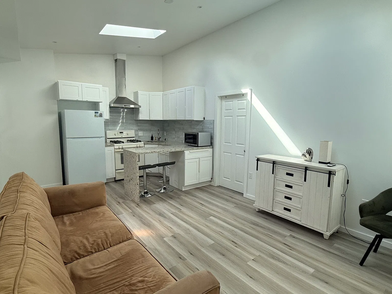 1 bed, 600 sqft, $2,450 — Photo 3