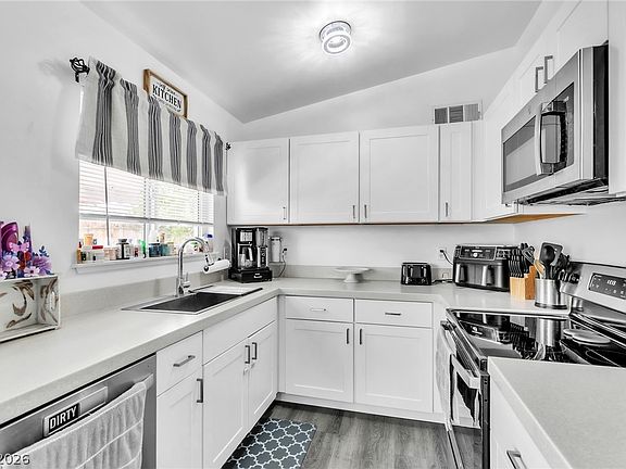 4th image of 111 Maple St