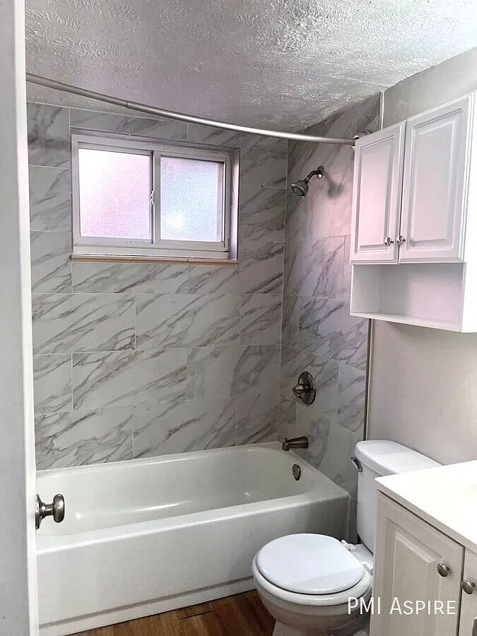 Spacious 2 bed, 1 bath First Floor Apt Ready for Move In! — Photo 2