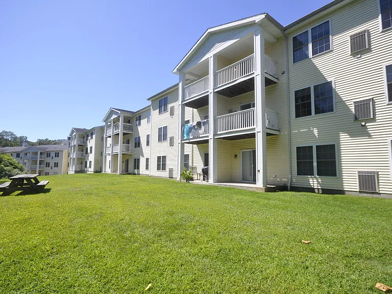 Stonington Estates Apartments — Photo 7