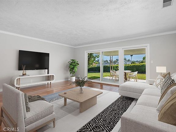 5th image of 1075 La Reina Dr