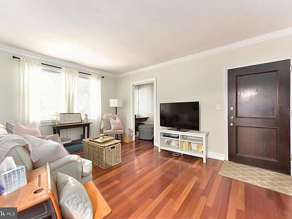 4th image of 722 S Washington St APT 202
