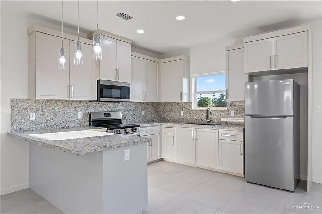 3 bed, 2.0 bath, 2072 sqft, $1,300 — Photo 3