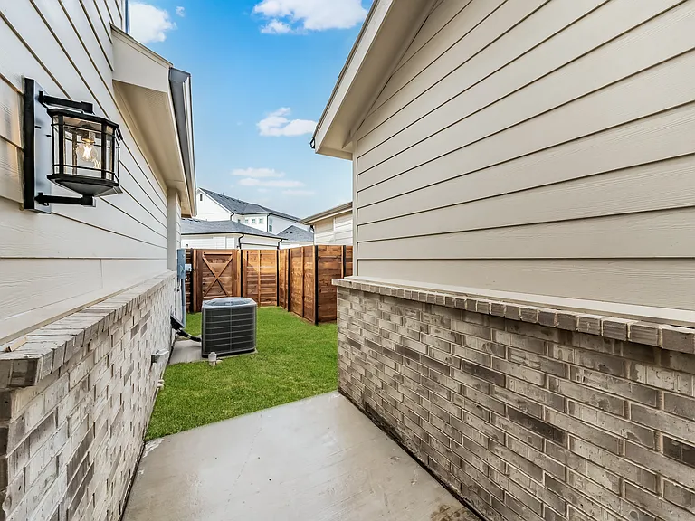 9613 Thorncrown Ln — Photo 32