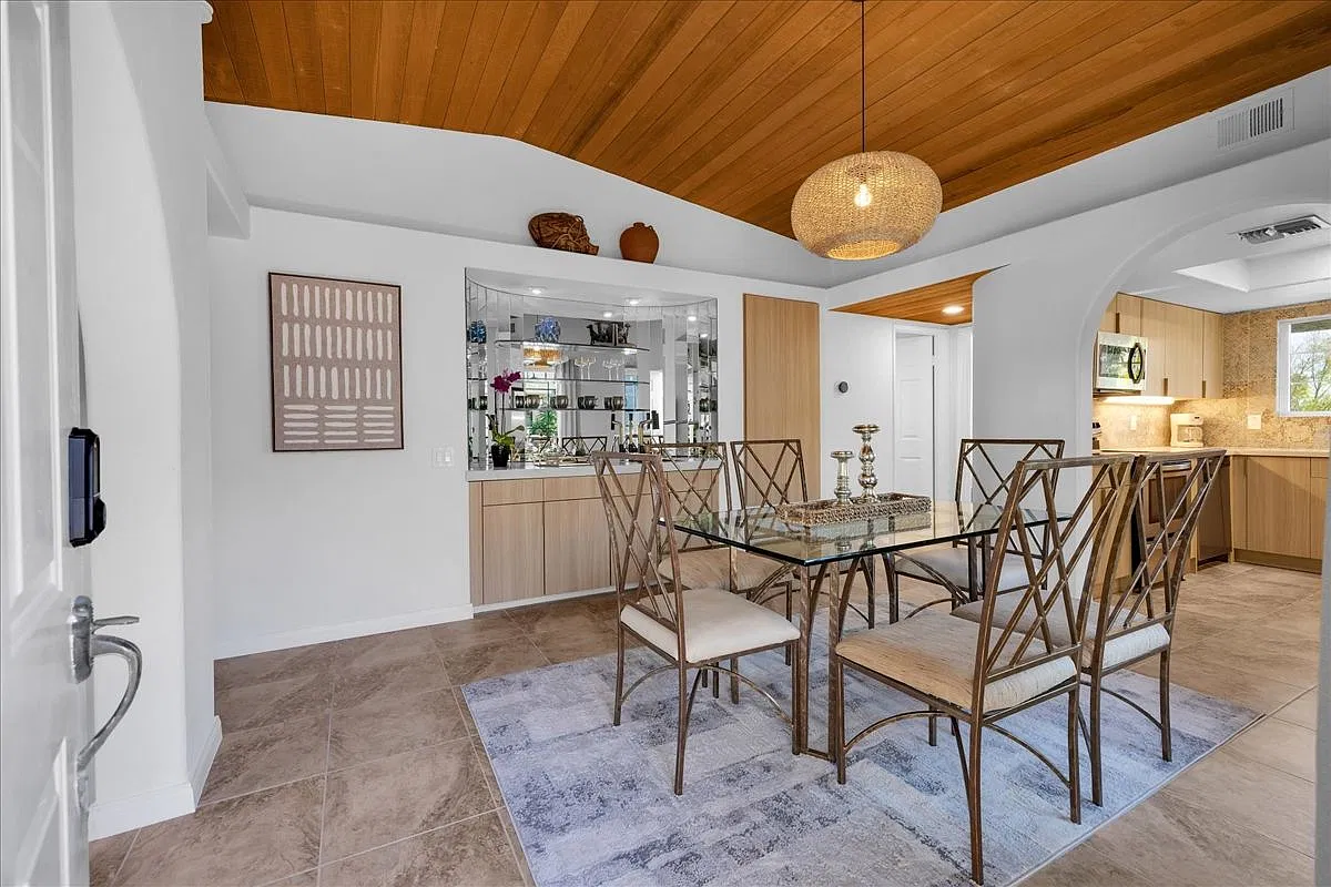 2 bed, 2.0 bath, 1175 sqft, $5,000 — Photo 3