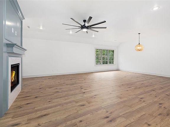 5th image of 15 Kirkcudbright Ln