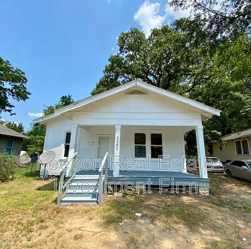 2 bed, 1.0 bath, 921 sqft, $725 — Photo 1
