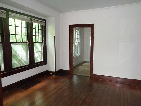3rd image of 118 W Oakland Ave