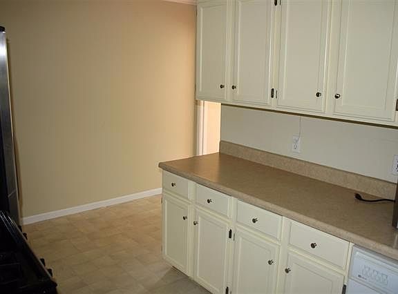 5th image of 2062 E Chandler Ave