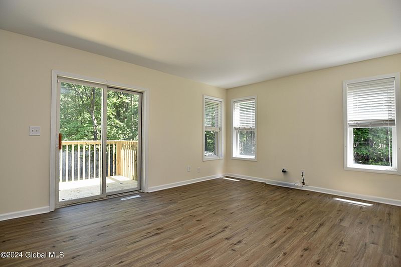 5th image of 466 Colebrook Road