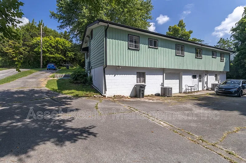 2 bed, 1.0 bath, 1560 sqft, $1,350 — Photo 4