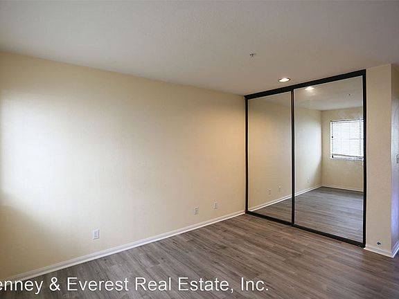 5th image of 629 Chestnut St APT 301