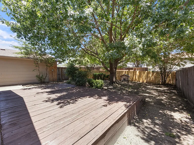 2413 Village Green Dr — Photo 17