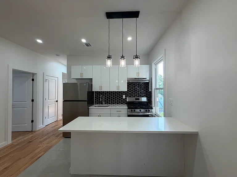 181 Woodside Ave #2R — Photo 2