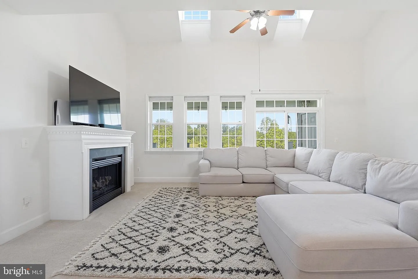 4 bed, 3.0 bath, 2283 sqft, $3,000 — Photo 2