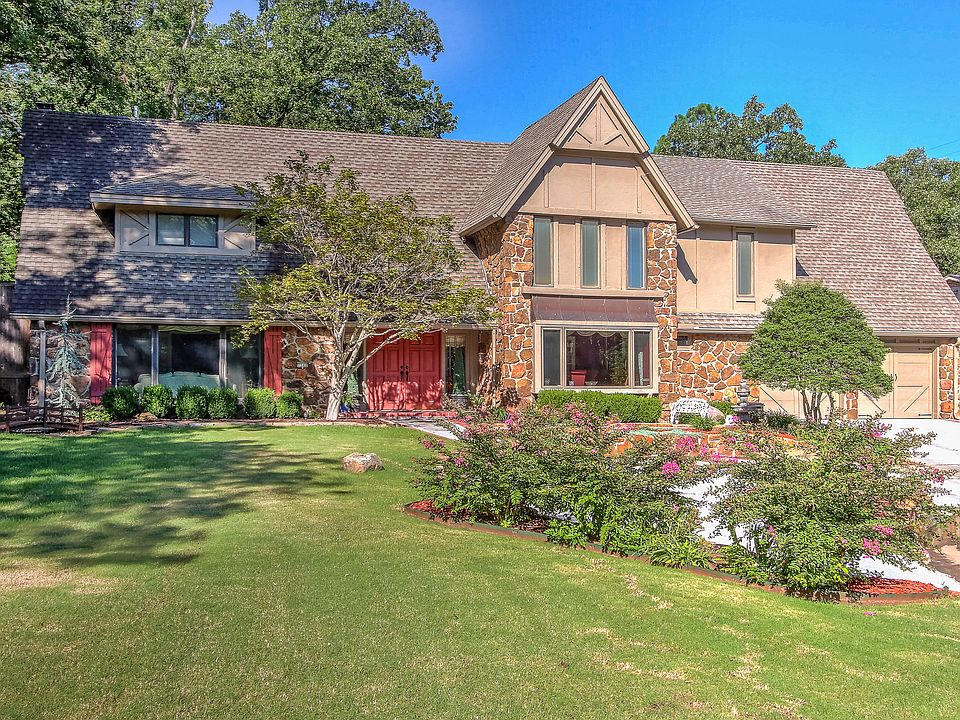 Front of Home in cul-de-sac.