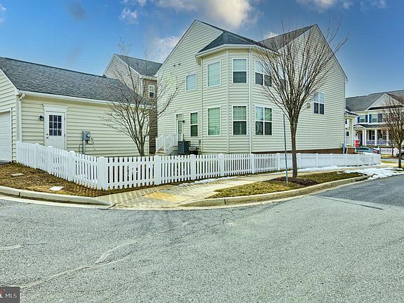 3rd image of 23041 Spicebush Dr
