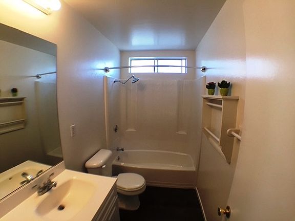4th image of 380 Woodland Pl
