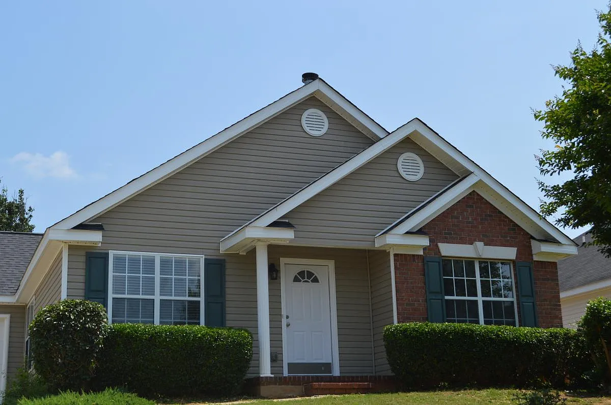 3 bed, 1326 sqft, $1,950 — Photo 1