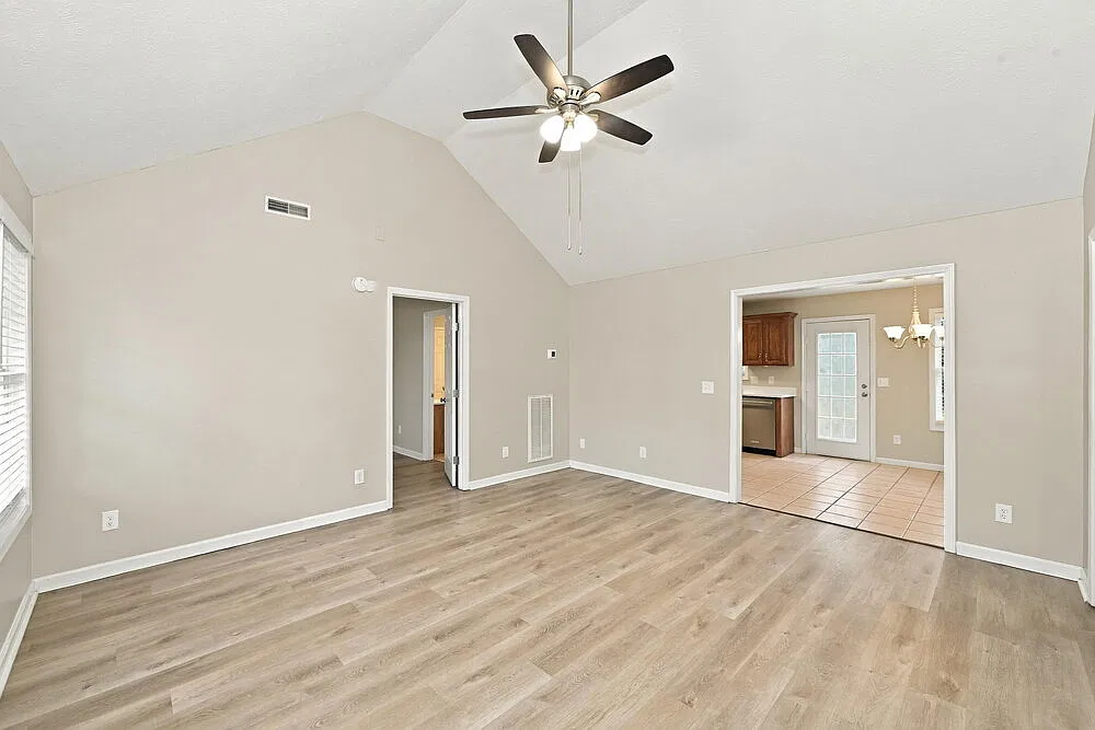3 bed, 2.0 bath, 1260 sqft, $1,995 — Photo 4
