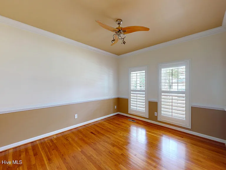 1140 Greenbriar Dr — Photo 4