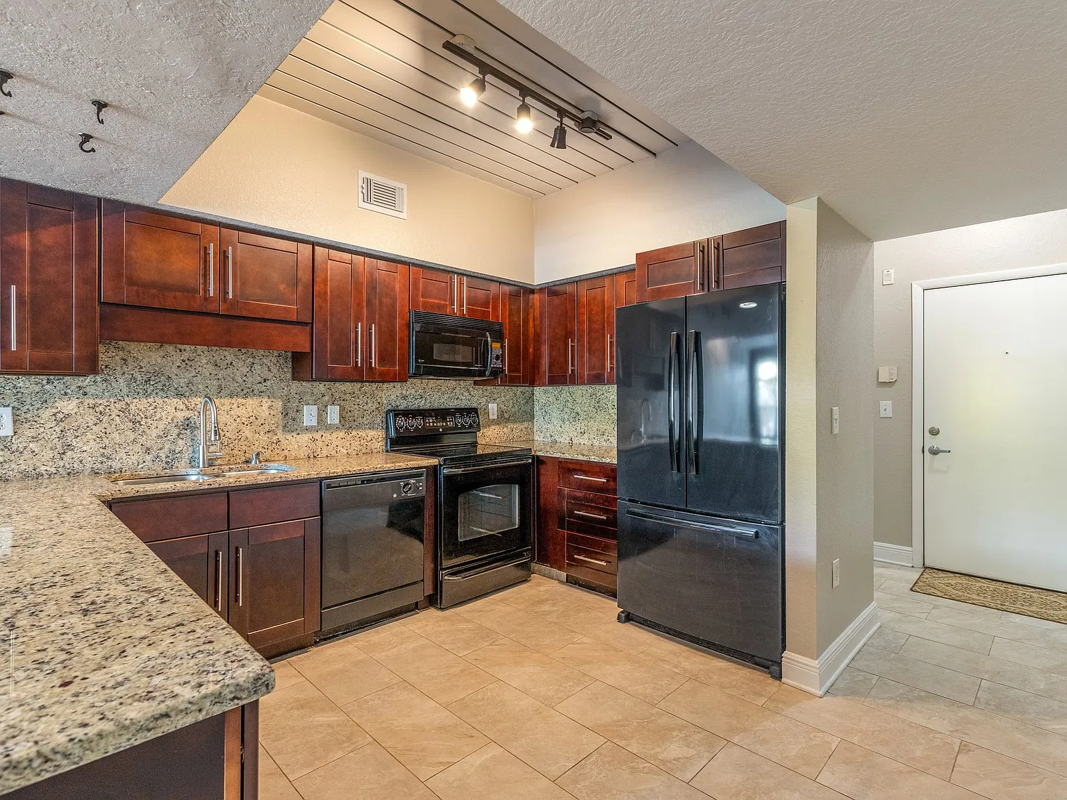 2320 W Azeele Street — Photo 3