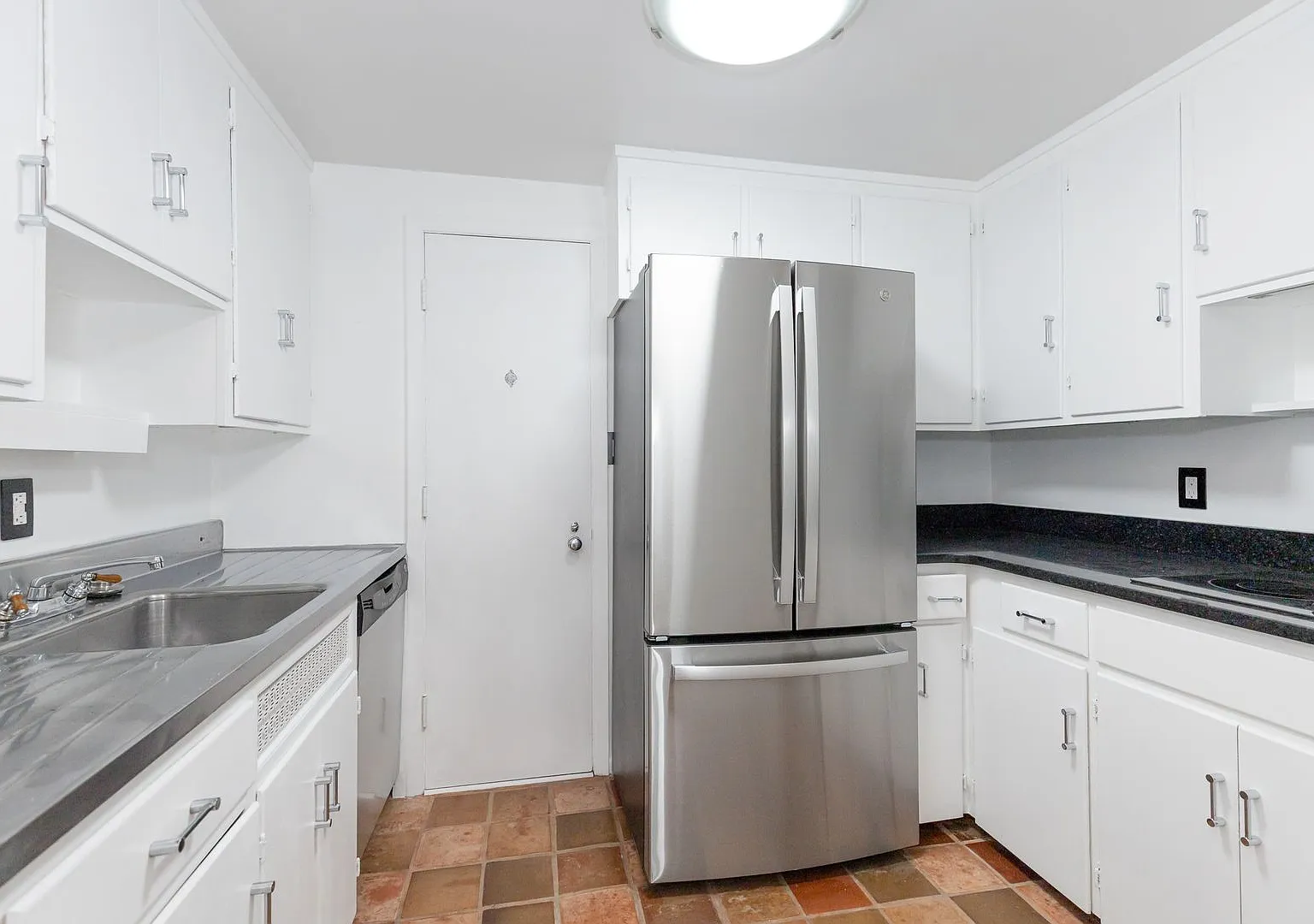 2 Bedroom/1 bath apartment! — Photo 1