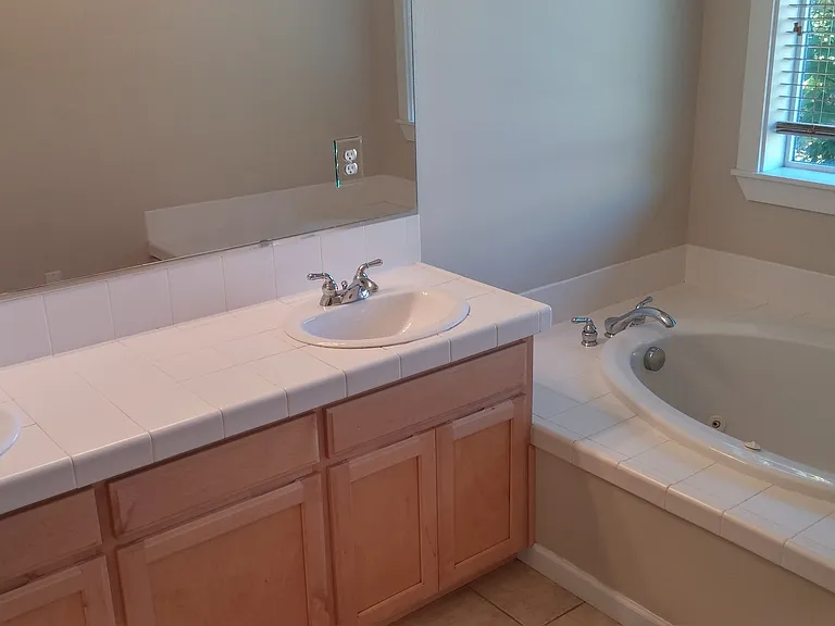 157 SW Chapman Ct — Photo 10