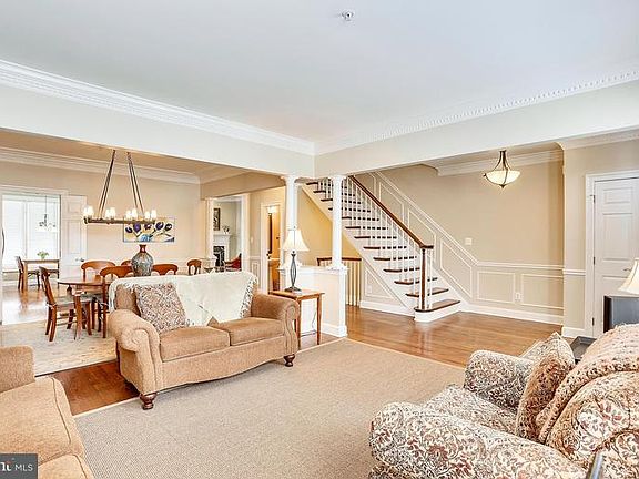 5th image of 21 Kent Gardens Cir